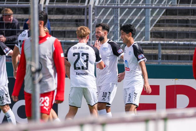 Torjubel zum 2:1 Führungstor von SSV Jeddeloh II, Torjubel, Freude, Jubel, Emotion, Deutschland: Fussball, DFB Pokal, Saison 2026 27, 1. Runde, 23.08.2026, SSV Jeddeloh II vs 1. FC Heidenheim, Marschweg-Stadion (Oldenburg, Niedersachsen) *** Goal celebration for SSV Jeddeloh II s 2-1 lead, goal celebration, joy, cheering, emotion, German soccer, DFB Cup, 2026-27 season, 1st round, August 23, 2026, SSV Jeddeloh II vs. 1 FC Heidenheim, Marschweg Stadium, Oldenburg, Lower Saxony Copyright: xLeonxFrickx