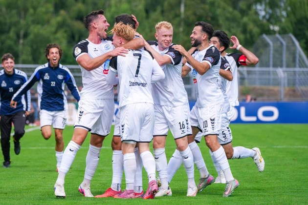 Torjubel zum 3:1 Führungstor von Haris Hyseni (SSV Jeddeloh II, 37), Torjubel, Freude, Jubel, Emotion, Deutschland: Fussball, DFB Pokal, Saison 2026 27, 1. Runde, 23.08.2026, SSV Jeddeloh II vs 1. FC Heidenheim, Marschweg-Stadion (Oldenburg, Niedersachsen) *** Goal celebration after Haris Hyseni s goal to make it 3–1 for SSV Jeddeloh II, 37th minute, goal celebration, joy, cheering, emotion, German soccer, DFB Cup, 2026–27 season, First Round, August 23, 2026, SSV Jeddeloh II vs. 1. FC Heidenheim, Marschweg Stadium, Oldenburg, Lower Saxony Copyright: xLeonxFrickx