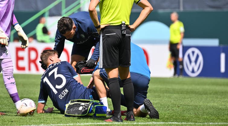 23.08.2026 - Fussball - Saison 2026 2027 - DFB Pokal Vereinspokal - 01. Runde: SpVgg Greuther Fürth ( Kleeblatt ) - VfL Bochum - Sportfoto Zink - xwoxzix - regulations prohibit any use of photographs as image sequences and or quasi-video - Oliver Olsen (13, VfL Bochum ) angeschlagen am Boden *** August 23, 2026 Soccer Season 2026–2027 DFB Cup Club Cup Round 1 SpVgg Greuther Fürth Kleeblatt vs. VfL Bochum Sports photo by Zink xwoxzix; regulations prohibit any use of photographs as image sequences and or quasi-video. Oliver Olsen 13, VfL Bochum, injured on the ground