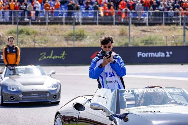 ZANDVOORT - Arvid Lindblad from Great Britain and driver for Visa Cash App Racing Bulls Formula 1 Team during the drivers parade for the Formula 1 Heineken Dutch Grand Prix at Circuit Zandvoort on 23 August 2026 in Zandvoort, the Netherlands. MARCEL TER BALS ANP xVIxANPxSportx xMarcelxterxBalsxIVx 566096552 originalFilename: 566096552.jpg
