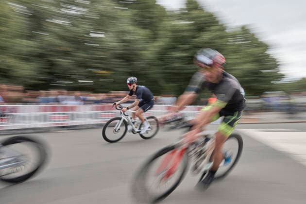 IRONMAN 70.3 Leipzig 2026: Radsegment, Sachsenbrücke Athletinnen und Athleten beim IRONMAN 70.3 Leipzig am 23. August 2026 während beim Radfahren. Der Wettkampf über die Halbdistanz umfasst 1,9 Kilometer Schwimmen, 90 Kilometer Radfahren und 21,1 Kilometer Laufen und ist Teil der internationalen IRONMAN-70.3-Serie. *** IRONMAN 70.3 Leipzig 2026 Cycling Segment, Sachsenbrücke: Athletes at the IRONMAN 70.3 Leipzig on August 23, 2026, during the cycling leg. The half-distance race consists of a 1.9-kilometer swim, a 90-kilometer bike ride, and a 21.1-kilometer run, and is part of the international IRONMAN 70.3 series