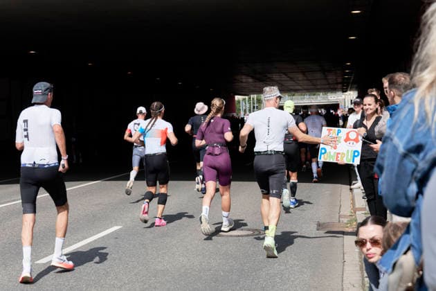 IRONMAN 70.3 Leipzig 2026: Laufsegment, Am Sportforum Athletinnen und Athleten beim IRONMAN 70.3 Leipzig am 23. August 2026 während beim Laufen. Der Wettkampf über die Halbdistanz umfasst 1,9 Kilometer Schwimmen, 90 Kilometer Radfahren und 21,1 Kilometer Laufen und ist Teil der internationalen IRONMAN-70.3-Serie. *** IRONMAN 70.3 Leipzig 2026 Running Segment: Athletes at the Sportforum during the IRONMAN 70.3 Leipzig on August 23, 2026, while running. The half-distance race consists of a 1.9-kilometer swim, a 90-kilometer bike ride, and a 21.1-kilometer run, and is part of the international IRONMAN 70.3 series