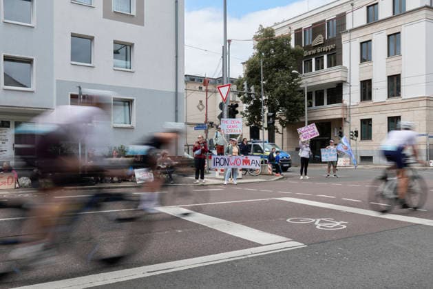 IRONMAN 70.3 Leipzig 2026: Radsegment, Marschnerstraße Athletinnen und Athleten beim IRONMAN 70.3 Leipzig am 23. August 2026 während beim Radfahren. Der Wettkampf über die Halbdistanz umfasst 1,9 Kilometer Schwimmen, 90 Kilometer Radfahren und 21,1 Kilometer Laufen und ist Teil der internationalen IRONMAN-70.3-Serie. *** IRONMAN 70.3 Leipzig 2026 Cycling Segment, Marschnerstraße Athletes competing in the IRONMAN 70.3 Leipzig on August 23, 2026, during the cycling leg. The half-distance race consists of a 1.9-kilometer swim, a 90-kilometer bike ride, and a 21.1-kilometer run, and is part of the international IRONMAN 70.3 series