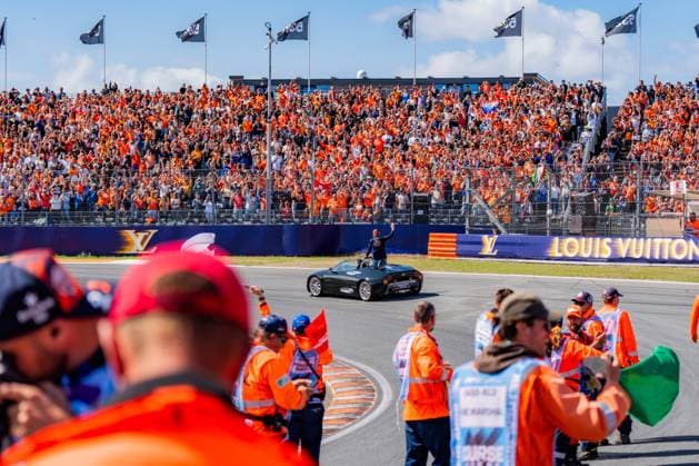 FIA Formula 1 World Championship, WM, Weltmeisterschaft Dutch Grand Prix 2026 Zandvoort, 20.08.2026, Das Rennen, Grosser Preis Max Verstappen winkt zu den Holländischen Fans auf der Tribüne zu *** FIA Formula 1 World Championship, 2026 Dutch Grand Prix at Zandvoort, August 20, 2026, The Race, Grand Prix: Max Verstappen waves to the Dutch fans in the stands Copyright: xBahhoxKarax