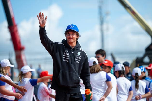 23.08.2026, NED, Motorsport, FIA Formel 1 Weltmeisterschaft, Saison 2026, Circuit Zandvoort, Großer Preis der Niederlande Andrea Kimi Antonelli ( Mercedes-AMG Petronas F1 Team, Italien, 12 ) bei der Fahrerparade winkt den Fans, Zandvoort Mascot Circuit Zandvoort Holland Niederlande *** August 23, 2026, NED, Motorsports, FIA Formula 1 World Championship, 2026 Season, Circuit Zandvoort, Dutch Grand Prix: Andrea Kimi Antonelli of the Mercedes AMG Petronas F1 Team, Italy, waves to fans during the drivers parade, Zandvoort mascot, Circuit Zandvoort, Holland, Netherlands Copyright: xNordphoto Memmlerx
