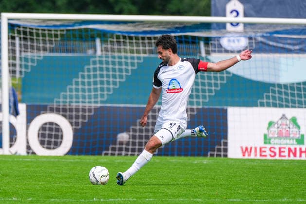 Gazi Siala (SSV Jeddeloh II, 47), Deutschland: Fussball, DFB Pokal, Saison 2026 27, 1. Runde, 23.08.2026, SSV Jeddeloh II vs 1. FC Heidenheim, Marschweg-Stadion (Oldenburg, Niedersachsen) *** Gazi Siala, SSV Jeddeloh II, 47, German Soccer, DFB Cup, 2026–27 Season, First Round, August 23, 2026, SSV Jeddeloh II vs. 1. FC Heidenheim, Marschweg Stadium, Oldenburg, Lower Saxony Copyright: xLeonxFrickx