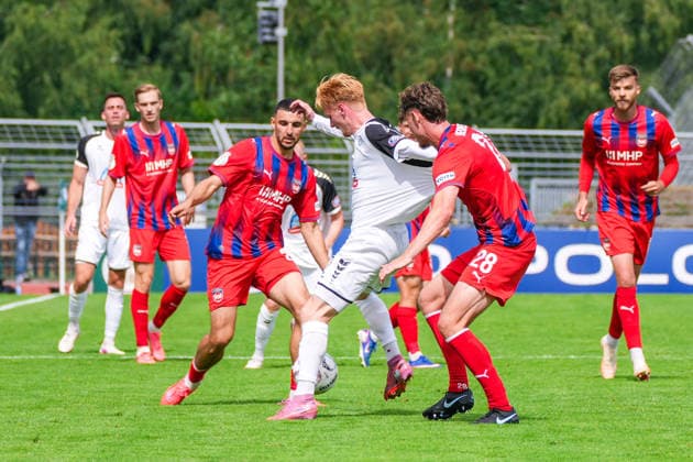 Pascal Steinwender (SSV Jeddeloh II, 7) im Zweikampf mit Marnon Busch (1. FC Heidenheim, 1) und Adam Kölle (1. FC Heidenheim, 28), Deutschland: Fussball, DFB Pokal, Saison 2026 27, 1. Runde, 23.08.2026, SSV Jeddeloh II vs 1. FC Heidenheim, Marschweg-Stadion (Oldenburg, Niedersachsen) *** Pascal Steinwender (SSV Jeddeloh II, No. 7) in a tackle with Marnon Busch (1 FC Heidenheim, No. 1) and Adam Kölle (1 FC Heidenheim, No. 28), German soccer, DFB Cup, 2026–27 season, First Round, August 23, 2026, SSV Jeddeloh II vs. 1 FC Heidenheim, Marschweg Stadium, Oldenburg, Lower Saxony Copyright: xLeonxFrickx