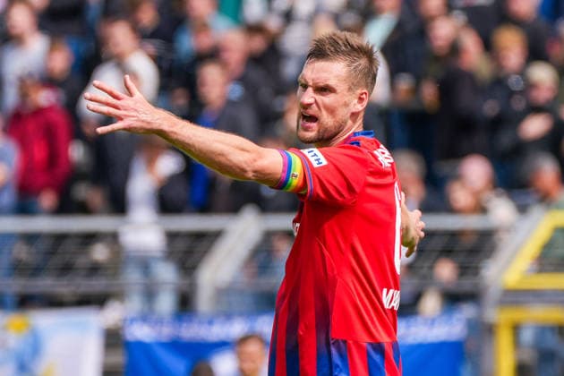 Patrick Mainka (1. FC Heidenheim, 6) mit lautstarken Anweisungen für seine Mannschaft, frustriert, verärgert, wütend, Deutschland: Fussball, DFB Pokal, Saison 2026 27, 1. Runde, 23.08.2026, SSV Jeddeloh II vs 1. FC Heidenheim, Marschweg-Stadion (Oldenburg, Niedersachsen) *** Patrick Mainka, 1 FC Heidenheim, No. 6, shouting instructions to his team; frustrated, annoyed, angry; German soccer; DFB Cup; 2026–27 season; 1st round; August 23, 2026; SSV Jeddeloh II vs. 1 FC Heidenheim, Marschweg Stadium, Oldenburg, Lower Saxony Copyright: xLeonxFrickx