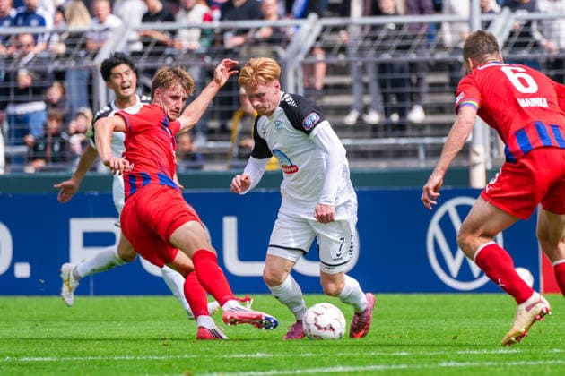 Pascal Steinwender (SSV Jeddeloh II, 7) im Zweikampf mit Jan Schöppner (1. FC Heidenheim, 3), Patrick Mainka (1. FC Heidenheim, 6), Deutschland: Fussball, DFB Pokal, Saison 2026 27, 1. Runde, 23.08.2026, SSV Jeddeloh II vs 1. FC Heidenheim, Marschweg-Stadion (Oldenburg, Niedersachsen) *** Pascal Steinwender, SSV Jeddeloh II, 7, in a tackle with Jan Schöppner, 1 FC Heidenheim, 3; Patrick Mainka, 1 FC Heidenheim, 6; German Soccer, DFB Cup, 2026–27 season, First Round, August 23, 2026, SSV Jeddeloh II vs. 1 FC Heidenheim, Marschweg Stadium, Oldenburg, Lower Saxony Copyright: xLeonxFrickx