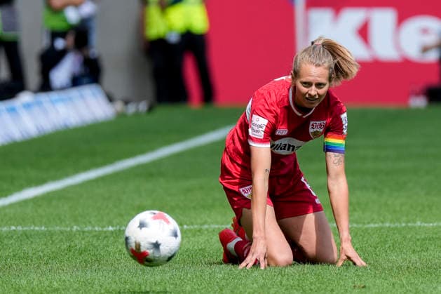 Maximiliane Rall (Maxi Rall, VfB, 8), Freisteller, Ganzkörper, Einzelbild, Einzelfoto, Aktion, Action, enttäuscht schauend, Enttäuschung, Frustration, disappointed, pessimistisch, 23.08.2026, Sinsheim (Deutschland), Fussball, Google Pixel Frauen-Bundesliga, TSG 1899 Hoffenheim - VfB Stuttgart, DFB DFL REGULATIONS PROHIBIT ANY USE OF PHOTOGRAPHS AS IMAGE SEQUENCES AND OR QUASI-VIDEO. *** Maximiliane Rall (Maxi Rall), VfB, 8, cutout, full body, single image, single photo, action, looking disappointed, disappointment, frustration, pessimistic, August 23, 2026, Sinsheim, Germany, soccer, Google Pixel Women’s Bundesliga, TSG 1899 Hoffenheim vs. VfB Stuttgart, DFB and DFL regulations prohibit any use of photographs as image sequences and or quasi-video xozx