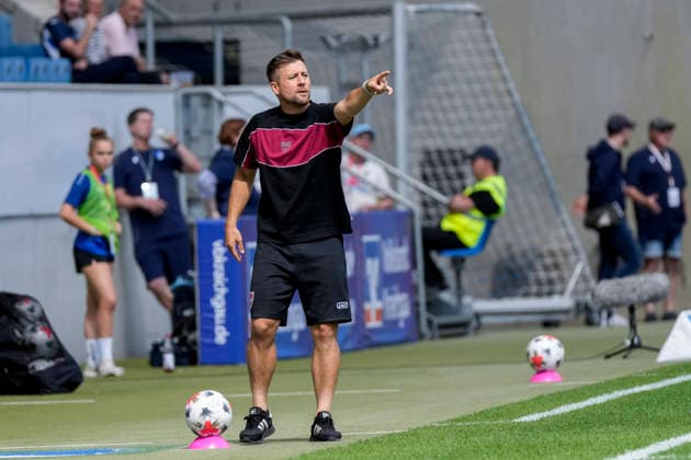 Nico Schneck (Trainer, Cheftrainer, VfB Stuttgart), gibt Anweisungen, gestikuliert, mit den Armen gestikulieren, Freisteller, Ganzkörper, Einzelbild, Einzelfoto, Aktion, Action, am Spielfeldrand, an der Seitenauslinie, 23.08.2026, Sinsheim (Deutschland), Fussball, Google Pixel Frauen-Bundesliga, TSG 1899 Hoffenheim - VfB Stuttgart, DFB DFL REGULATIONS PROHIBIT ANY USE OF PHOTOGRAPHS AS IMAGE SEQUENCES AND OR QUASI-VIDEO. *** Nico Schneck, Coach, Head Coach, VfB Stuttgart, giving instructions, gesturing, gesturing with his arms, close-up, full-body shot, single frame, single photo, action, on the sidelines, at the sideline, August 23, 2026, Sinsheim, Germany, soccer, Google Pixel Women’s Bundesliga, TSG 1899 Hoffenheim vs. VfB Stuttgart, DFB and DFL regulations prohibit any use of photographs as image sequences and or quasi-video xozx