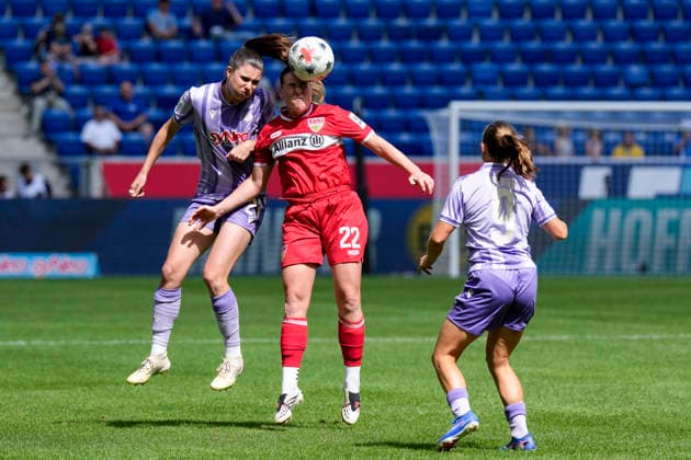 v.li.: Chiara Hahn (TSG, 23), Adriana Achcinska (VfB, 22), Marie Steiner (TSG, 9), beim Kopfball, Kopfballduell, Spielszene, Zweikampf in der Luft, Aktion, Action, 23.08.2026, Sinsheim (Deutschland), Fussball, Google Pixel Frauen-Bundesliga, TSG 1899 Hoffenheim - VfB Stuttgart, DFB DFL REGULATIONS PROHIBIT ANY USE OF PHOTOGRAPHS AS IMAGE SEQUENCES AND OR QUASI-VIDEO. *** From left: Chiara Hahn (TSG), 23; Adriana Achcinska (VfB), 22; Marie Steiner (TSG), 9; heading the ball, aerial duel, game play, aerial challenge, action, August 23, 2026, Sinsheim, Germany, soccer, Google Pixel Women’s Bundesliga, TSG 1899 Hoffenheim vs. VfB Stuttgart, DFB and DFL regulations prohibit any use of photographs as image sequences and or quasi-video xozx