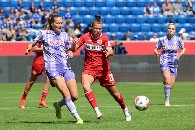 Lisann Kaut (TSG 1899 Hoffenheim Frauen, 04) am mit Ball im Zweikampf mit Nicole Billa (VfB Stuttgart 1893 Frauen, 26) GER, TSG 1899 Hoffenheim vs. VFB Stuttgart , Google Pixel Frauen-Bundesliga, 1.Spieltag, Saison 2026 2027, 23.08.2026 DFB DFL regulations prohibit any use of photographs as image sequences and or quasi-video GER, TSG 1899 Hoffenheim vs. VFB Stuttgart , Google Pixel Frauen-Bundesliga, 1.Spieltag, Saison 2026 2027, 23.08.2026 Sinsheim *** Lisann Kaut, TSG 1899 Hoffenheim Women, 04, with the ball in a tackle against Nicole Billa, VfB Stuttgart 1893 Women, 26, GER, TSG 1899 Hoffenheim vs. VfB Stuttgart, Google Pixel Women s Bundesliga, Matchday 1, 2026–2027 season, August 23, 2026. DFB and DFL regulations prohibit any use of photographs as image sequences and or quasi-video. GER, TSG 1899 Hoffenheim vs. VfB Stuttgart, Google Pixel Women’s Bundesliga, Matchday 1, 2026–2027 season, August 23, 2026, Sinsheim Copyright: xEibner-Pressefotox EP_TBR
