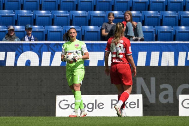 Laura Giuliani (VfB Stuttgart 1893 Frauen, 01) im Tor am mit Ball GER, TSG 1899 Hoffenheim vs. VFB Stuttgart , Google Pixel Frauen-Bundesliga, 1.Spieltag, Saison 2026 2027, 23.08.2026 DFB DFL regulations prohibit any use of photographs as image sequences and or quasi-video GER, TSG 1899 Hoffenheim vs. VFB Stuttgart , Google Pixel Frauen-Bundesliga, 1.Spieltag, Saison 2026 2027, 23.08.2026 Sinsheim *** Laura Giuliani, VfB Stuttgart 1893 Women, No. 01 in goal with the ball, GER, TSG 1899 Hoffenheim vs. VFB Stuttgart, Google Pixel Women s Bundesliga, Matchday 1, 2026–2027 season, August 23, 2026 DFB and DFL regulations prohibit any use of photographs as image sequences and or quasi-video GER, TSG 1899 Hoffenheim vs. VfB Stuttgart, Google Pixel Women’s Bundesliga, Matchday 1, 2026–2027 season, August 23, 2026, Sinsheim Copyright: xEibner-Pressefotox EP_TBR