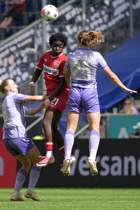 Mira Arouna (VfB Stuttgart 1893 Frauen, 21) im Kopfball Duell mit Jonna van de Velde (TSG 1899 Hoffenheim Frauen, 25) und Vanessa Diehm (TSG 1899 Hoffenheim Frauen, 06) GER, TSG 1899 Hoffenheim vs. VFB Stuttgart , Google Pixel Frauen-Bundesliga, 1.Spieltag, Saison 2026 2027, 23.08.2026 DFB DFL regulations prohibit any use of photographs as image sequences and or quasi-video GER, TSG 1899 Hoffenheim vs. VFB Stuttgart , Google Pixel Frauen-Bundesliga, 1.Spieltag, Saison 2026 2027, 23.08.2026 Sinsheim *** Mira Arouna, VfB Stuttgart 1893 Women, 21, in a header duel with Jonna van de Velde, TSG 1899 Hoffenheim Women, 25, and Vanessa Diehm, TSG 1899 Hoffenheim Women, 06 (GER), TSG 1899 Hoffenheim vs. VFB Stuttgart, Google Pixel Women’s Bundesliga, Matchday 1, 2026–2027 season, August 23, 2026 DFB DFL regulations prohibit any use of photographs as image sequences and or quasi-video GER, TSG 1899 Hoffenheim vs. VfB Stuttgart, Google Pixel Women’s Bundesliga, Matchday 1, 2026–2027 season, August 23, 2026, Sinsheim Copyright: xEibner-Pressefotox EP_TBR