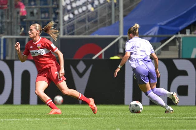 Dafina Redzepi (VfB Stuttgart 1893 Frauen, 07) im Zweikampf mit Laura Gloning (TSG 1899 Hoffenheim Frauen, 20) GER, TSG 1899 Hoffenheim vs. VFB Stuttgart , Google Pixel Frauen-Bundesliga, 1.Spieltag, Saison 2026 2027, 23.08.2026 DFB DFL regulations prohibit any use of photographs as image sequences and or quasi-video GER, TSG 1899 Hoffenheim vs. VFB Stuttgart , Google Pixel Frauen-Bundesliga, 1.Spieltag, Saison 2026 2027, 23.08.2026 Sinsheim *** Dafina Redzepi, VfB Stuttgart 1893 Women, 7, in a tackle with Laura Gloning, TSG 1899 Hoffenheim Women, 20, GER, TSG 1899 Hoffenheim vs. VfB Stuttgart, Google Pixel Women s Bundesliga, Matchday 1, 2026–2027 season, August 23, 2026. DFB and DFL regulations prohibit any use of photographs as image sequences and or quasi-video. GER, TSG 1899 Hoffenheim vs. VfB Stuttgart, Google Pixel Women’s Bundesliga, Matchday 1, 2026–2027 season, August 23, 2026, Sinsheim Copyright: xEibner-Pressefotox EP_TBR