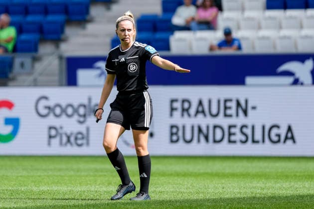 Julia Boike (Schiedsrichterin), gibt Anweisungen, gestikuliert, mit den Armen gestikulieren, Freisteller, Ganzkörper, Einzelbild, Einzelfoto, Aktion, Action, vor der Werbebande von dem Sponsor Google Pixel Frauen-Bundesliga, Werbung, Sponsoring, Wirtschaft, Unternehmen, 23.08.2026, Sinsheim (Deutschland), Fussball, Google Pixel Frauen-Bundesliga, TSG 1899 Hoffenheim - VfB Stuttgart, DFB DFL REGULATIONS PROHIBIT ANY USE OF PHOTOGRAPHS AS IMAGE SEQUENCES AND OR QUASI-VIDEO. *** Julia Boike, referee, giving instructions, gesturing, gesturing with her arms, free kick, Full-body shot, single frame, single photo, action, in front of the advertising board of the sponsor Google Pixel Women’s Bundesliga, advertising, sponsorship, business, company, August 23, 2026, Sinsheim, Germany, soccer, Google Pixel Women’s Bundesliga, TSG 1899 Hoffenheim vs. VfB Stuttgart, DFB and DFL regulations prohibit any use of photographs as image sequences and or quasi-video xozx