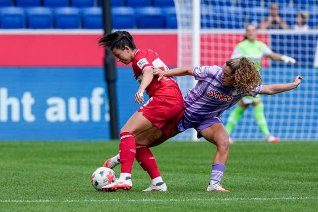 v.li.: Chantal Hagel (VfB, 6), Laia Martret Jimenez (TSG, 21, Neuzugang), Zweikampf, Spielszene, Duell, duel, tackle, tackling, Dynamik, Action, Aktion, 23.08.2026, Sinsheim (Deutschland), Fussball, Google Pixel Frauen-Bundesliga, TSG 1899 Hoffenheim - VfB Stuttgart, DFB DFL REGULATIONS PROHIBIT ANY USE OF PHOTOGRAPHS AS IMAGE SEQUENCES AND OR QUASI-VIDEO. *** v li Chantal Hagel VfB, 6, Laia Martret Jimenez TSG, 21, new signing, tackle, game scene, duel, tackle, tackling, dynamic, action, 23 Aug 2026, Sinsheim, Germany, soccer, Google Pixel Women s Bundesliga, TSG 1899 Hoffenheim vs. VfB Stuttgart, DFB and DFL regulations prohibit any use of photographs as image sequences and or quasi-video xozx