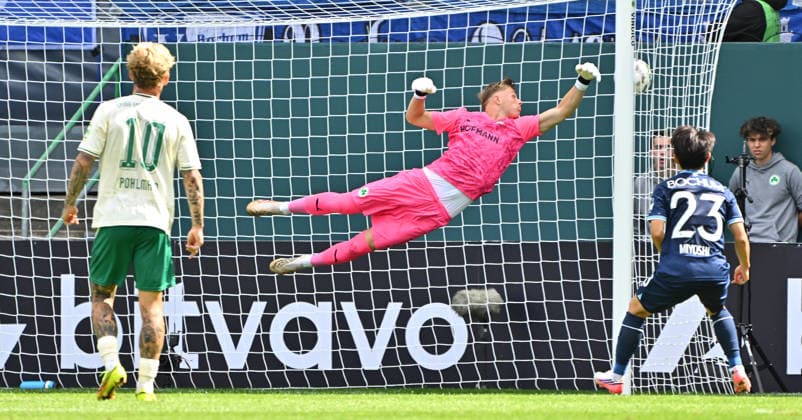 23.08.2026 - Fussball - Saison 2026 2027 - DFB Pokal Vereinspokal - 01. Runde: SpVgg Greuther Fürth ( Kleeblatt ) - VfL Bochum - Sportfoto Zink MeZi - xmexzix - regulations prohibit any use of photographs as image sequences and or quasi-video - Florian Hellstern (1, SpVgg Greuther Fürth ) muss Gegentor Tor zum 0:2 durch Philipp Hofmann (33, VfL Bochum, nicht im Bild ) hinnehmen *** August 23, 2026 Soccer Season 2026–2027 DFB Cup Club Cup First Round SpVgg Greuther Fürth Kleeblatt vs. VfL Bochum Sports photo by Zink MeZi xmexzix; regulations prohibit any use of photographs as image sequences and or quasi-video. Florian Hellstern 1: SpVgg Greuther Fürth concedes a goal—the 0–2 goal by Philipp Hofmann at 33 —to VfL Bochum (not shown in the photo)