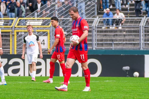 Budu Zivzivadze (1. FC Heidenheim, 11) tritt zum Elfmeter an, Deutschland: Fussball, DFB Pokal, Saison 2026 27, 1. Runde, 23.08.2026, SSV Jeddeloh II vs 1. FC Heidenheim, Marschweg-Stadion (Oldenburg, Niedersachsen) *** Budu Zivzivadze of 1 FC Heidenheim, No. 11, takes a penalty kick; German soccer; DFB Cup; 2026–27 season; 1st round; August 23, 2026; SSV Jeddeloh II vs. 1 FC Heidenheim, Marschweg Stadium, Oldenburg, Lower Saxony Copyright: xLeonxFrickx