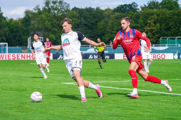 Philip Gramberg (SSV Jeddeloh II, 4), Marvin Pieringer (1. FC Heidenheim, 18) Zweikampf, Deutschland: Fussball, DFB Pokal, Saison 2026 27, 1. Runde, 23.08.2026, SSV Jeddeloh II vs 1. FC Heidenheim, Marschweg-Stadion (Oldenburg, Niedersachsen) *** Philip Gramberg, SSV Jeddeloh II, 4; Marvin Pieringer, 1 FC Heidenheim, 18; Tackle; German Soccer; DFB Cup; 2026–27 Season; First Round; August 23, 2026; SSV Jeddeloh II vs. 1 FC Heidenheim, Marschweg Stadium, Oldenburg, Lower Saxony Copyright: xLeonxFrickx