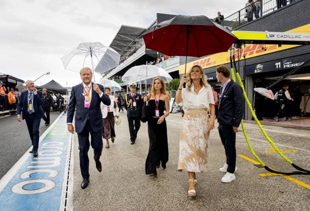 ZANDVOORT - King Willem-Alexander, Princess Alexia and Queen Maxima in the pits during the F1 Dutch Grand Prix at the Zandvoort Circuit. REMKO DE WAAL ANP xVIxANPxSportx xxANPxIVx 566099611 originalFilename: 566099611.jpg