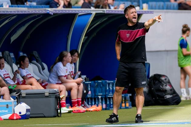 Nico Schneck (Trainer, Cheftrainer, VfB Stuttgart), gibt Anweisungen, gestikuliert, mit den Armen gestikulieren, Freisteller, Ganzkörper, Einzelbild, Einzelfoto, Aktion, Action, am Spielfeldrand, an der Seitenauslinie, 23.08.2026, Sinsheim (Deutschland), Fussball, Google Pixel Frauen-Bundesliga, TSG 1899 Hoffenheim - VfB Stuttgart, DFB DFL REGULATIONS PROHIBIT ANY USE OF PHOTOGRAPHS AS IMAGE SEQUENCES AND OR QUASI-VIDEO. *** Nico Schneck, Coach, Head Coach, VfB Stuttgart, giving instructions, gesturing, gesturing with his arms, cutout, full-body, single frame, single photo, action, on the sidelines, at the sideline, August 23, 2026, Sinsheim, Germany, soccer, Google Pixel Women s Bundesliga, TSG 1899 Hoffenheim vs. VfB Stuttgart, DFB and DFL regulations prohibit any use of photographs as image sequences and or quasi-video xozx