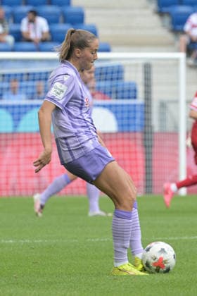 Lisann Kaut (TSG 1899 Hoffenheim Frauen, 04) am mit Ball GER, TSG 1899 Hoffenheim vs. VFB Stuttgart , Google Pixel Frauen-Bundesliga, 1.Spieltag, Saison 2026 2027, 23.08.2026 DFB DFL regulations prohibit any use of photographs as image sequences and or quasi-video GER, TSG 1899 Hoffenheim vs. VFB Stuttgart , Google Pixel Frauen-Bundesliga, 1.Spieltag, Saison 2026 2027, 23.08.2026 Sinsheim *** Lisann Kaut, TSG 1899 Hoffenheim Women, 4 a.m., with the ball (GER), TSG 1899 Hoffenheim vs. VFB Stuttgart, Google Pixel Women s Bundesliga, Matchday 1, 2026–2027 Season, August 23, 2026. DFB and DFL regulations prohibit any use of photographs as image sequences and or quasi-video. GER, TSG 1899 Hoffenheim vs. VFB Stuttgart, Google Pixel Women s Bundesliga, Matchday 1, 2026–2027 season, August 23, 2026, Sinsheim Copyright: xEibner-Pressefotox EP_TBR