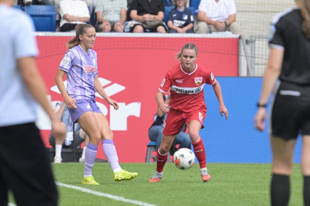 Lisann Kaut (TSG 1899 Hoffenheim Frauen, 04) am mit Ball im Zweikampf mit Greta Stegemann (VfB Stuttgart 1893 Frauen, 05) GER, TSG 1899 Hoffenheim vs. VFB Stuttgart , Google Pixel Frauen-Bundesliga, 1.Spieltag, Saison 2026 2027, 23.08.2026 DFB DFL regulations prohibit any use of photographs as image sequences and or quasi-video GER, TSG 1899 Hoffenheim vs. VFB Stuttgart , Google Pixel Frauen-Bundesliga, 1.Spieltag, Saison 2026 2027, 23.08.2026 Sinsheim *** Lisann Kaut, TSG 1899 Hoffenheim Women, 04, with the ball in a tackle against Greta Stegemann, VfB Stuttgart 1893 Women, 05, GER, TSG 1899 Hoffenheim vs. VfB Stuttgart, Google Pixel Women s Bundesliga, Matchday 1, 2026–2027 season, August 23, 2026. DFB and DFL regulations prohibit any use of photographs as image sequences and or quasi-video. GER, TSG 1899 Hoffenheim vs. VfB Stuttgart, Google Pixel Women’s Bundesliga, Matchday 1, 2026–2027 season, August 23, 2026, Sinsheim Copyright: xEibner-Pressefotox EP_TBR