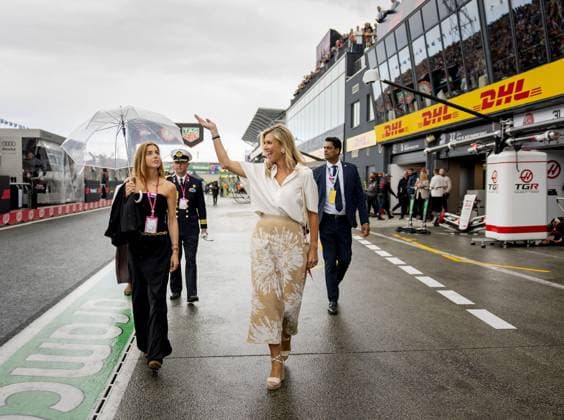 ZANDVOORT - Princess Alexia and Queen Maxima in the pits during the F1 Dutch Grand Prix at the Zandvoort Circuit. REMKO DE WAAL ANP xVIxANPxSportx xxANPxIVx 566099635 originalFilename: 566099635.jpg