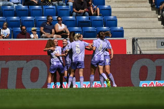 Spielerinnen der TSG Hoffenheim feiern gemeinsam einen Treffer in der SNP Arena in Sinsheim. Janna Grimm ( 26; TSG Hoffenheim) und Marie Steiner ( 19; TSG Hoffenheim) sind Teil der jubelnden Gruppe, darunter auch Vanessa Diehm ( 6; TSG Hoffenheim) und Lisann Kaut ( 4; TSG Hoffenheim). Janna Grimm ( 26; TSG Hoffenheim) und Teamkolleginnen bejubeln Torerfolg *** TSG Hoffenheim players celebrate a goal together at the SNP Arena in Sinsheim. Janna Grimm (26, TSG Hoffenheim) and Marie Steiner (19, TSG Hoffenheim) are part of the celebrating group, including Vanessa Diehm (6, TSG Hoffenheim) and Lisann Kaut (4, TSG Hoffenheim). Janna Grimm (26, TSG Hoffenheim) and her teammates celebrate the goal. Copyright: xMichaelxGelhardtx