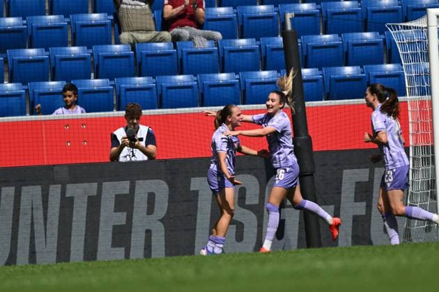 Janna Grimm ( 26; TSG Hoffenheim) und Marie Steiner ( 9; TSG Hoffenheim) feiern gemeinsam einen Treffer direkt am Torpfosten in der SNP Arena in Sinsheim. Zwei weitere TSG-Hoffenheim-Spielerinnen laufen jubelnd hinzu. Janna Grimm ( 26; TSG Hoffenheim) jubelt mit Marie Steiner ( 9; TSG Hoffenheim) nach Tor *** Janna Grimm (26, TSG Hoffenheim) and Marie Steiner (9, TSG Hoffenheim) celebrate a goal together right next to the goalpost at the SNP Arena in Sinsheim. Two other TSG Hoffenheim players run over to join the celebration. Janna Grimm (26, TSG Hoffenheim) celebrates with Marie Steiner (No. 9, TSG Hoffenheim) after the goal Copyright: xMichaelxGelhardtx