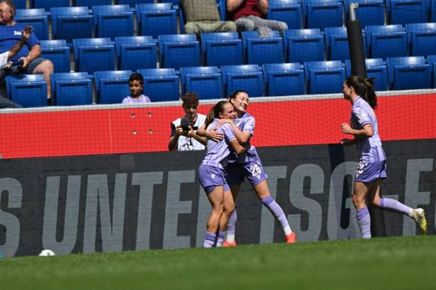 Janna Grimm ( 26; TSG Hoffenheim) und Marie Steiner ( 9; TSG Hoffenheim) liegen sich jubelnd in den Armen, eine weitere TSG-Spielerin läuft herbei. Die Szene findet an der Seitenlinie der SNP Arena in Sinsheim statt. Janna Grimm ( 26; TSG Hoffenheim) jubelt mit Teamkolleginnen in Sinsheim *** Janna Grimm (26, TSG Hoffenheim) and Marie Steiner (9, TSG Hoffenheim) are celebrating as they embrace each other, as another TSG player runs over. The scene takes place on the sideline of the SNP Arena in Sinsheim. Janna Grimm (No. 26, TSG Hoffenheim) celebrates with her teammates in Sinsheim. Copyright: xMichaelxGelhardtx