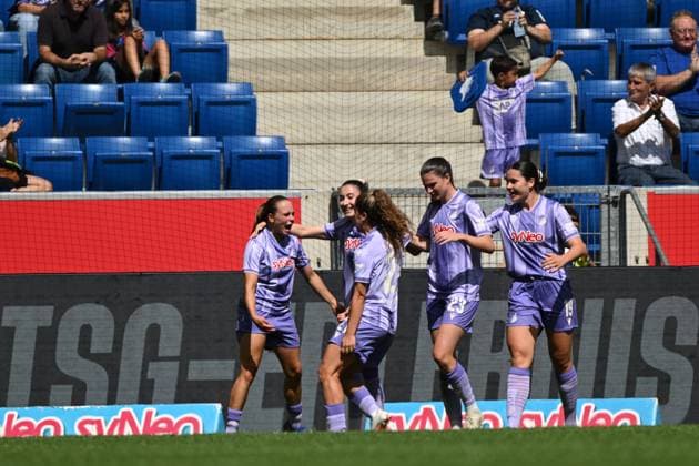 Spielerinnen der TSG Hoffenheim Frauen jubeln gemeinsam nach einem Treffer in der SNP Arena in Sinsheim. Chiara Hahn ( 23) und Svenja Julia Fölmli ( 19) stehen im Mittelpunkt der ausgelassenen Torfeier, während Janna Grimm ( 26) und Marie Steiner ( 9) die Gruppe vervollständigen. Chiara Hahn ( 23; TSG Hoffenheim) und Svenja Julia Fölmli ( 19; TSG Hoffenheim) feiern Torerfolg *** Players from TSG Hoffenheim Women celebrate together after scoring a goal at the SNP Arena in Sinsheim. Chiara Hahn, 23, and Svenja Julia Fölmli, 19, are the center of attention during the exuberant goal celebration, while Janna Grimm, 26, and Marie Steiner, 9, round out the group. Chiara Hahn, 23, of TSG Hoffenheim, and Svenja Julia Fölmli, 19, of TSG Hoffenheim, celebrate scoring a goal Copyright: xMichaelxGelhardtx