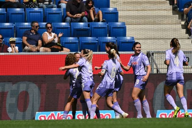 Mehrere Spielerinnen der TSG Hoffenheim Frauen feiern gemeinsam einen Treffer in der SNP Arena in Sinsheim. Svenja Julia Fölmli ( 19) läuft jubelnd auf ihre Mitspielerinnen zu, darunter Vanessa Diehm ( 6) mit Kapitänsbinde. Svenja Julia Fölmli ( 19; TSG Hoffenheim) beim Torjubel in Sinsheim *** Several players from the TSG Hoffenheim women’s team celebrate a goal together at the SNP Arena in Sinsheim. Svenja Julia Fölmli (19) runs toward her teammates, cheering, including Vanessa Diehm, No. 6, wearing the captain’s armband. Svenja Julia Fölmli, No. 19, of TSG Hoffenheim, celebrates the goal in Sinsheim Copyright: xMichaelxGelhardtx