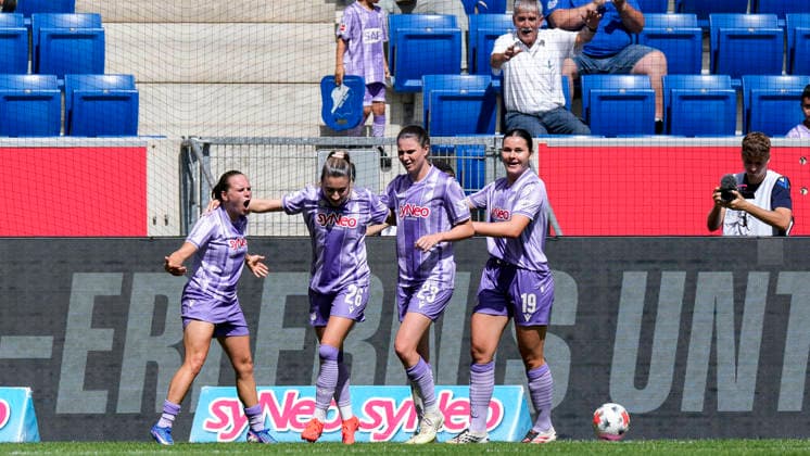 v.li.: Torschützin Marie Steiner (TSG, 9), Janna Grimm (TSG, 26), Chiara Hahn (TSG, 23), Svenja Julia Fölmli (TSG, 19), Spielerinnen der TSG 1899 Hoffenheim, jubeln über das Tor zum 1:0, Jubel, Torjubel, Torerfolg, celebrate the goal, goal, celebration, jubelt ueber das Tor, Freuen, Freude, freut sich, optimistisch, positiv, Spielszene, Highlight, Action, Aktion, 23.08.2026, Sinsheim (Deutschland), Fussball, Google Pixel Frauen-Bundesliga, TSG 1899 Hoffenheim - VfB Stuttgart, DFB DFL REGULATIONS PROHIBIT ANY USE OF PHOTOGRAPHS AS IMAGE SEQUENCES AND OR QUASI-VIDEO. *** From left: Goal scorer Marie Steiner (TSG), 9; Janna Grimm (TSG), 26; Chiara Hahn (TSG), 23; Svenja Julia Fölmli (TSG), 19, players from TSG 1899 Hoffenheim celebrate the 1-0 goal, Celebration, goal celebration, goal scored, celebrating the goal, goal, celebration, celebrating the goal, rejoicing, joy, happy, optimistic, positive, game scene, highlight, action, August 23, 2026, Sinsheim, Germany, soccer, Google Pixel Women’s Bundesliga, TSG 1899 Hoffenheim vs. VfB Stuttgart, DFB and DFL regulations prohibit any use of photographs as image sequences and or quasi-video xozx