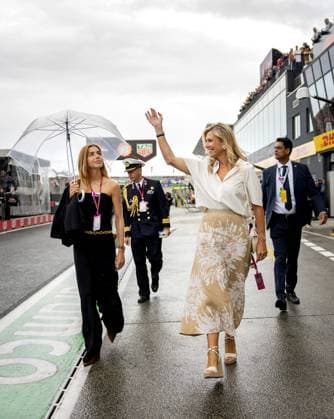 ZANDVOORT - Princess Alexia and Queen Maxima in the pits during the F1 Dutch Grand Prix at the Zandvoort Circuit. REMKO DE WAAL ANP xVIxANPxSportx xxANPxIVx 566099813 originalFilename: 566099813.jpg