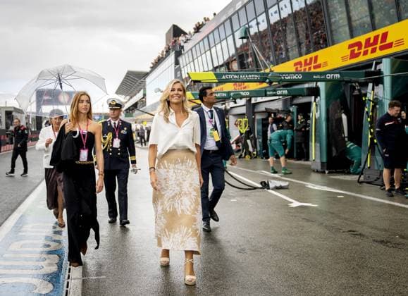 ZANDVOORT - Princess Alexia and Queen Maxima in the pits during the F1 Dutch Grand Prix at the Zandvoort Circuit. REMKO DE WAAL ANP xVIxANPxSportx xxANPxIVx 566100134 originalFilename: 566100134.jpg