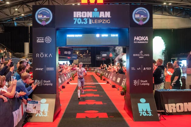 Leipzig - Triathlon-Premiere in Leipzig: Willy Hirsch und Caroline Pohle gewinnen Ironman 70.3, Leipziger Geschwister auf Platz 2 (Teil 2) 23.08.2026 ab 8 Uhr Stadtgebiet Leipzig und Umland Fotograf: EHL Media Erik-Holm Langhof Am Sonntagmorgen startete am Cospudener See erstmals ein Ironman 70.3 in Leipzig. Sportamtsleiterin Katja Büchel gab um 8 Uhr den Startschuss für die männlichen Profis, fünf Minuten später folgten die Profi-Frauen sowie weitere Minuten später Hunderte Amateur-Sportler. Insgesamt nahmen rund 2.500 Triathleten an der Veranstaltung teil. Vor ihnen lagen 1,9 Kilometer Schwimmen, 90 Kilometer Radfahren durch das Leipziger Neuseenland sowie ein abschließender Halbmarathon insgesamt rund 113 Kilometer. Schlussendlich setzte sich bei den Männern Wilhelm Willy Hirsch durch und gewann die Leipziger Premiere. Der Leipziger Triathlet Rico Bogen belegte den zweiten Platz, der Franzose Pierre Dupuy kam auf Platz drei. Das Rennen der Frauen entschied Caroline Pohle für sich. Bogens Schwester Bianca Bogen erreichte ebenfalls Platz zwei. Auf den dritten Podestplatz bei den Frauen kam Brooke Gillies aus Großbritannien. Leipzig Sachsen Deutschland *** Leipzig Triathlon Debut in Leipzig: Willy Hirsch and Caroline Pohle Win the Ironman 70.3, Leipzig Siblings Take 2nd Place Part 2 August 23, 2026, starting at 8 a.m. Leipzig city area and surrounding region Photographer: EHL Media Erik Holm Langhof On Sunday morning, the first-ever Ironman 70.3 in Leipzig kicked off at Lake Cospuden. Katja Büchel, head of the sports department, gave the starting signal for the men’s professional field at 8 a.m.; the women’s professional field followed five minutes later, and hundreds of amateur athletes set off a few minutes after that. A total of around 2,500 triathletes participated in the event. Ahead of them lay a 1.9-kilometer swim, a 90-kilometer bike ride through the Leipzig Neuseenland, and a concluding half-marathon—a total of about 113 kilometers. In the end, Wilhelm Willy Hirsch prevailed in the men’s race and won the Leipzig premiere. Leipzig triathlete Rico Bogen took second place, while France’s Pierre Dupuy came in third. Caroline Pohle won the women’s race. Bogen’s sister, Bianca Bogen, also finished second. Brooke Gillies from Great Britain took third place on the women’s podium. Leipzig, Saxony, Germany Copyright: xEHLxMedia Erik-HolmxLanghofx 20260823_ironman-leipzig_17