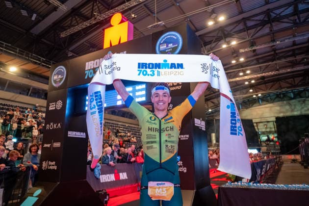 Leipzig - Triathlon-Premiere in Leipzig: Willy Hirsch und Caroline Pohle gewinnen Ironman 70.3, Leipziger Geschwister auf Platz 2 (Teil 2) 23.08.2026 ab 8 Uhr¨Stadtgebiet Leipzig und Umland ¨Fotograf: EHL Media Erik-Holm Langhof Im Foto: Wilhelm Willy Hirsch, Erster Platz Am Sonntagmorgen startete am Cospudener See erstmals ein Ironman 70.3 in Leipzig. Sportamtsleiterin Katja Büchel gab um 8 Uhr den Startschuss für die männlichen Profis, fünf Minuten später folgten die Profi-Frauen sowie weitere Minuten später Hunderte Amateur-Sportler. Insgesamt nahmen rund 2.500 Triathleten an der Veranstaltung teil. Vor ihnen lagen 1,9 Kilometer Schwimmen, 90 Kilometer Radfahren durch das Leipziger Neuseenland sowie ein abschließender Halbmarathon insgesamt rund 113 Kilometer. Schlussendlich setzte sich bei den Männern Wilhelm Willy Hirsch durch und gewann die Leipziger Premiere. Der Leipziger Triathlet Rico Bogen belegte den zweiten Platz, der Franzose Pierre Dupuy kam auf Platz drei. Das Rennen der Frauen entschied Caroline Pohle für sich. Bogens Schwester Bianca Bogen erreichte ebenfalls Platz zwei. Auf den dritten Podestplatz bei den Frauen kam Brooke Gillies aus Großbritannien. Leipzig Sachsen Deutschland *** Leipzig Triathlon Debut in Leipzig: Willy Hirsch and Caroline Pohle Win the Ironman 70.3, Leipzig Siblings Take Second Place Part 2 August 23, 2026, starting at 8 a.m.¨Leipzig City Area and Surrounding Region ¨Photographer EHL Media Erik Holm Langhof Pictured: Wilhelm Willy Hirsch, First Place On Sunday morning, the first-ever Ironman 70.3 in Leipzig kicked off at Lake Cospuden. Katja Büchel, head of the sports department, gave the starting signal for the men’s pro division at 8 a.m., followed five minutes later by the professional women and, a few minutes after that, by hundreds of amateur athletes. A total of around 2,500 triathletes took part in the event. Ahead of them lay a 1.9-kilometer swim, a 90-kilometer bike ride through the Leipzig Neuseenland, and a concluding half-marathon—a total of about 113 kilometers. In the end, Wilhelm Willy Hirsch prevailed in the men’s race and won the Leipzig debut. Leipzig triathlete Rico Bogen took second place, while Pierre Dupuy of France came in third. Caroline Pohle won the women’s race. Bogen’s sister, Bianca Bogen, also finished second. Brooke Gillies from Great Britain took third place on the women’s podium. Leipzig, Saxony, Germany Copyright: xEHLxMedia Erik-HolmxLanghofx 20260823_ironman-leipzig_19