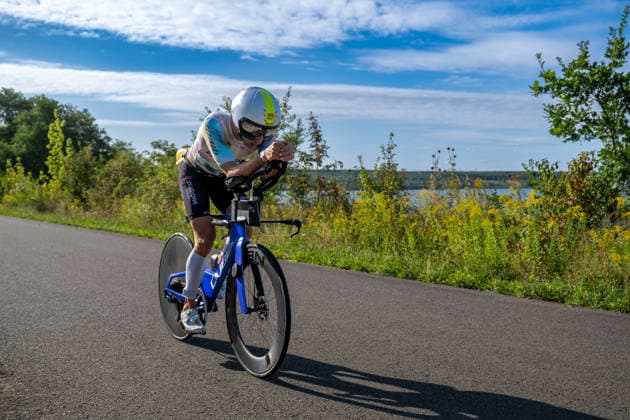 Leipzig - Triathlon-Premiere in Leipzig: Willy Hirsch und Caroline Pohle gewinnen Ironman 70.3, Leipziger Geschwister auf Platz 2 (Teil 2) 23.08.2026 ab 8 Uhr Stadtgebiet Leipzig und Umland Fotograf: EHL Media Erik-Holm Langhof Am Sonntagmorgen startete am Cospudener See erstmals ein Ironman 70.3 in Leipzig. Sportamtsleiterin Katja Büchel gab um 8 Uhr den Startschuss für die männlichen Profis, fünf Minuten später folgten die Profi-Frauen sowie weitere Minuten später Hunderte Amateur-Sportler. Insgesamt nahmen rund 2.500 Triathleten an der Veranstaltung teil. Vor ihnen lagen 1,9 Kilometer Schwimmen, 90 Kilometer Radfahren durch das Leipziger Neuseenland sowie ein abschließender Halbmarathon insgesamt rund 113 Kilometer. Schlussendlich setzte sich bei den Männern Wilhelm Willy Hirsch durch und gewann die Leipziger Premiere. Der Leipziger Triathlet Rico Bogen belegte den zweiten Platz, der Franzose Pierre Dupuy kam auf Platz drei. Das Rennen der Frauen entschied Caroline Pohle für sich. Bogens Schwester Bianca Bogen erreichte ebenfalls Platz zwei. Auf den dritten Podestplatz bei den Frauen kam Brooke Gillies aus Großbritannien. Leipzig Sachsen Deutschland *** Leipzig Triathlon Debut in Leipzig: Willy Hirsch and Caroline Pohle Win the Ironman 70.3, Leipzig Siblings Take 2nd Place Part 2 August 23, 2026, starting at 8 a.m. Leipzig and surrounding area Photographer: EHL Media, Erik Holm Langhof On Sunday morning, an Ironman 70.3 took place for the first time in Leipzig at Lake Cospuden. Katja Büchel, head of the sports department, the starting signal for the men’s pro division at 8 a.m.; the women’s pro division followed five minutes later, and hundreds of amateur athletes started a few minutes after that. In total, around 2,500 triathletes took part in the event. Ahead of them lay a 1.9-kilometer swim, a 90-kilometer bike ride through the Leipzig Neuseenland, and a concluding half-marathon—a total of about 113 kilometers. In the end, Wilhelm Willy Hirsch prevailed in the men’s race and won the Leipzig premiere. Leipzig triathlete Rico Bogen took second place, while Pierre Dupuy of France finished third. Caroline Pohle won the women’s race. Bogen’s sister, Bianca Bogen, also finished second. Brooke Gillies from Great Britain took the third spot on the women’s podium. Leipzig, Saxony, Germany Copyright: xEHLxMedia Erik-HolmxLanghofx 20260823_ironman-leipzig_5