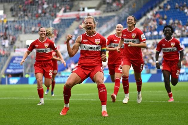 Maxi Rall reißt die Fäuste hoch und jubelt ausgelassen nach einem Treffer für den VfB Stuttgart in der SNP Arena in Sinsheim. Adriana Achcinska ( 22; VfB Stuttgart), Chantal Hagel ( 6; VfB Stuttgart) und Luzie Zähringer laufen jubelnd auf sie zu. Maxi Rall ( 8; VfB Stuttgart) jubelt nach Torerfolg mit Teamkolleginnen *** Maxi Rall pumps her fists and celebrates wildly after VfB Stuttgart scores a goal at the SNP Arena in Sinsheim. Adriana Achcinska 22, VfB Stuttgart, Chantal Hagel 6 (VfB Stuttgart) and Luzie Zähringer run toward her, cheering. Maxi Rall 8 (VfB Stuttgart) celebrates a goal with her teammates. Copyright: xMichaelxGelhardtx