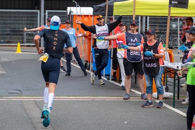 Leipzig - Triathlon-Premiere in Leipzig: Willy Hirsch und Caroline Pohle gewinnen Ironman 70.3, Leipziger Geschwister auf Platz 2 (Teil 2) 23.08.2026 ab 8 Uhr Stadtgebiet Leipzig und Umland Fotograf: EHL Media Erik-Holm Langhof Am Sonntagmorgen startete am Cospudener See erstmals ein Ironman 70.3 in Leipzig. Sportamtsleiterin Katja Büchel gab um 8 Uhr den Startschuss für die männlichen Profis, fünf Minuten später folgten die Profi-Frauen sowie weitere Minuten später Hunderte Amateur-Sportler. Insgesamt nahmen rund 2.500 Triathleten an der Veranstaltung teil. Vor ihnen lagen 1,9 Kilometer Schwimmen, 90 Kilometer Radfahren durch das Leipziger Neuseenland sowie ein abschließender Halbmarathon insgesamt rund 113 Kilometer. Schlussendlich setzte sich bei den Männern Wilhelm Willy Hirsch durch und gewann die Leipziger Premiere. Der Leipziger Triathlet Rico Bogen belegte den zweiten Platz, der Franzose Pierre Dupuy kam auf Platz drei. Das Rennen der Frauen entschied Caroline Pohle für sich. Bogens Schwester Bianca Bogen erreichte ebenfalls Platz zwei. Auf den dritten Podestplatz bei den Frauen kam Brooke Gillies aus Großbritannien. Leipzig Sachsen Deutschland *** Leipzig Triathlon Debut in Leipzig: Willy Hirsch and Caroline Pohle Win the Ironman 70.3, Leipzig Siblings Take Second Place Part 2 August 23, 2026, starting at 8 a.m. Leipzig and surrounding area Photographer: EHL Media, Erik Holm Langhof On Sunday morning, the first-ever Ironman 70.3 in Leipzig kicked off at Lake Cospuden. Katja Büchel, head of the sports department, the starting signal for the men’s pro division at 8 a.m.; the women’s pro division followed five minutes later, and hundreds of amateur athletes started a few minutes after that. A total of around 2,500 triathletes participated in the event. Ahead of them lay a 1.9-kilometer swim, a 90-kilometer bike ride through the Leipzig Neuseenland, and a concluding half-marathon—a total of about 113 kilometers. In the end, Wilhelm Willy Hirsch prevailed in the men’s race and won the Leipzig debut. Leipzig-based triathlete Rico Bogen took second place, while Frenchman Pierre Dupuy came in third. Caroline Pohle won the women’s race. Bogen’s sister, Bianca Bogen, also finished second. Brooke Gillies from Great Britain took the third spot on the women’s podium. Leipzig, Saxony, Germany Copyright: xEHLxMedia Erik-HolmxLanghofx 20260823_ironman-leipzig_10