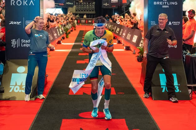 Leipzig - Triathlon-Premiere in Leipzig: Willy Hirsch und Caroline Pohle gewinnen Ironman 70.3, Leipziger Geschwister auf Platz 2 (Teil 2) 23.08.2026 ab 8 Uhr¨Stadtgebiet Leipzig und Umland ¨Fotograf: EHL Media Erik-Holm Langhof Im Foto: Wilhelm Willy Hirsch, Erster Platz Am Sonntagmorgen startete am Cospudener See erstmals ein Ironman 70.3 in Leipzig. Sportamtsleiterin Katja Büchel gab um 8 Uhr den Startschuss für die männlichen Profis, fünf Minuten später folgten die Profi-Frauen sowie weitere Minuten später Hunderte Amateur-Sportler. Insgesamt nahmen rund 2.500 Triathleten an der Veranstaltung teil. Vor ihnen lagen 1,9 Kilometer Schwimmen, 90 Kilometer Radfahren durch das Leipziger Neuseenland sowie ein abschließender Halbmarathon insgesamt rund 113 Kilometer. Schlussendlich setzte sich bei den Männern Wilhelm Willy Hirsch durch und gewann die Leipziger Premiere. Der Leipziger Triathlet Rico Bogen belegte den zweiten Platz, der Franzose Pierre Dupuy kam auf Platz drei. Das Rennen der Frauen entschied Caroline Pohle für sich. Bogens Schwester Bianca Bogen erreichte ebenfalls Platz zwei. Auf den dritten Podestplatz bei den Frauen kam Brooke Gillies aus Großbritannien. Leipzig Sachsen Deutschland *** Leipzig Triathlon Debut in Leipzig: Willy Hirsch and Caroline Pohle Win the Ironman 70.3, Leipzig Siblings Take Second Place Part 2 August 23, 2026, starting at 8 a.m.¨Leipzig City Area and Surrounding Region ¨Photographer EHL Media Erik Holm Langhof Pictured: Wilhelm Willy Hirsch, First Place On Sunday morning, the first-ever Ironman 70.3 in Leipzig kicked off at Lake Cospuden. Katja Büchel, head of the sports department, gave the starting signal for the male professionals at 8 a.m., followed five minutes later by the professional women and, a few minutes after that, by hundreds of amateur athletes. A total of around 2,500 triathletes participated in the event. Ahead of them lay a 1.9-kilometer swim, a 90-kilometer bike ride through Leipzig’s Neuseenland, and a concluding half-marathon—a total of about 113 kilometers. In the end, Wilhelm Willy Hirsch prevailed in the men’s race and won the Leipzig premiere. Leipzig triathlete Rico Bogen took second place, while Pierre Dupuy of France came in third. Caroline Pohle won the women’s race. Bogen’s sister, Bianca Bogen, also finished second. Brooke Gillies from Great Britain took the third spot on the women’s podium. Leipzig, Saxony, Germany Copyright: xEHLxMedia Erik-HolmxLanghofx 20260823_ironman-leipzig_12