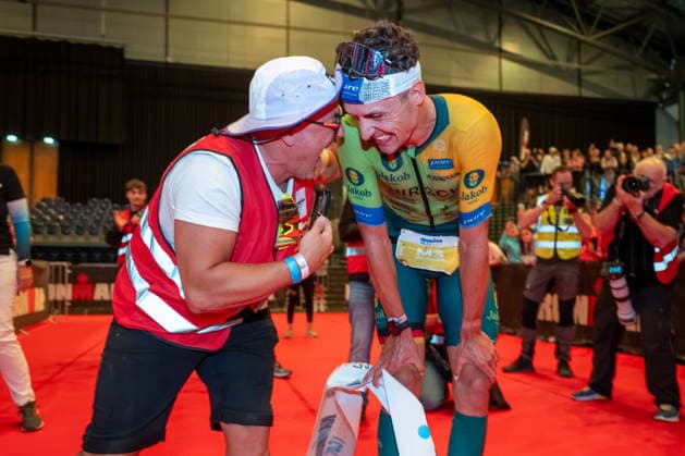 Leipzig - Triathlon-Premiere in Leipzig: Willy Hirsch und Caroline Pohle gewinnen Ironman 70.3, Leipziger Geschwister auf Platz 2 (Teil 2) 23.08.2026 ab 8 Uhr¨Stadtgebiet Leipzig und Umland ¨Fotograf: EHL Media Erik-Holm Langhof Im Foto: Wilhelm Willy Hirsch, Erster Platz Am Sonntagmorgen startete am Cospudener See erstmals ein Ironman 70.3 in Leipzig. Sportamtsleiterin Katja Büchel gab um 8 Uhr den Startschuss für die männlichen Profis, fünf Minuten später folgten die Profi-Frauen sowie weitere Minuten später Hunderte Amateur-Sportler. Insgesamt nahmen rund 2.500 Triathleten an der Veranstaltung teil. Vor ihnen lagen 1,9 Kilometer Schwimmen, 90 Kilometer Radfahren durch das Leipziger Neuseenland sowie ein abschließender Halbmarathon insgesamt rund 113 Kilometer. Schlussendlich setzte sich bei den Männern Wilhelm Willy Hirsch durch und gewann die Leipziger Premiere. Der Leipziger Triathlet Rico Bogen belegte den zweiten Platz, der Franzose Pierre Dupuy kam auf Platz drei. Das Rennen der Frauen entschied Caroline Pohle für sich. Bogens Schwester Bianca Bogen erreichte ebenfalls Platz zwei. Auf den dritten Podestplatz bei den Frauen kam Brooke Gillies aus Großbritannien. Leipzig Sachsen Deutschland *** Leipzig Triathlon Debut in Leipzig: Willy Hirsch and Caroline Pohle Win the Ironman 70.3, Leipzig Siblings Take Second Place Part 2 August 23, 2026, starting at 8 a.m.¨Leipzig City Area and Surrounding Region ¨Photographer EHL Media Erik Holm Langhof Pictured: Wilhelm Willy Hirsch, First Place On Sunday morning, the first-ever Ironman 70.3 in Leipzig kicked off at Lake Cospuden. Katja Büchel, head of the sports department, gave the starting signal for the male professionals at 8 a.m., followed five minutes later by the professional women and, a few minutes after that, by hundreds of amateur athletes. A total of around 2,500 triathletes participated in the event. Ahead of them lay a 1.9-kilometer swim, a 90-kilometer bike ride through Leipzig’s Neuseenland, and a concluding half-marathon—a total of about 113 kilometers. In the end, Wilhelm Willy Hirsch prevailed in the men’s race and won the Leipzig premiere. Leipzig triathlete Rico Bogen took second place, while Pierre Dupuy of France came in third. Caroline Pohle won the women’s race. Bogen’s sister, Bianca Bogen, also finished second. Brooke Gillies from Great Britain took the third spot on the women’s podium. Leipzig, Saxony, Germany Copyright: xEHLxMedia Erik-HolmxLanghofx 20260823_ironman-leipzig_13