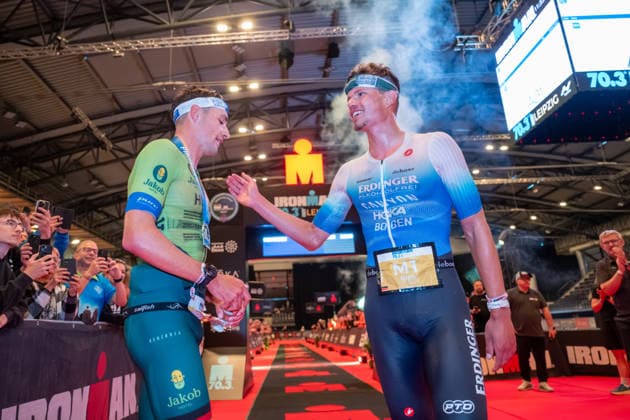 Leipzig - Triathlon-Premiere in Leipzig: Willy Hirsch und Caroline Pohle gewinnen Ironman 70.3, Leipziger Geschwister auf Platz 2 (Teil 2) 23.08.2026 ab 8 Uhr¨Stadtgebiet Leipzig und Umland ¨Fotograf: EHL Media Erik-Holm Langhof Im Foto: Wilhelm Willy Hirsch, Erster Platz (links) und Rico Bogen, Zweiter Platz Am Sonntagmorgen startete am Cospudener See erstmals ein Ironman 70.3 in Leipzig. Sportamtsleiterin Katja Büchel gab um 8 Uhr den Startschuss für die männlichen Profis, fünf Minuten später folgten die Profi-Frauen sowie weitere Minuten später Hunderte Amateur-Sportler. Insgesamt nahmen rund 2.500 Triathleten an der Veranstaltung teil. Vor ihnen lagen 1,9 Kilometer Schwimmen, 90 Kilometer Radfahren durch das Leipziger Neuseenland sowie ein abschließender Halbmarathon insgesamt rund 113 Kilometer. Schlussendlich setzte sich bei den Männern Wilhelm Willy Hirsch durch und gewann die Leipziger Premiere. Der Leipziger Triathlet Rico Bogen belegte den zweiten Platz, der Franzose Pierre Dupuy kam auf Platz drei. Das Rennen der Frauen entschied Caroline Pohle für sich. Bogens Schwester Bianca Bogen erreichte ebenfalls Platz zwei. Auf den dritten Podestplatz bei den Frauen kam Brooke Gillies aus Großbritannien. Leipzig Sachsen Deutschland *** Leipzig Triathlon Debut in Leipzig: Willy Hirsch and Caroline Pohle Win the Ironman 70.3, Leipzig Siblings Take Second Place Part 2 August 23, 2026, starting at 8 a.m.¨Leipzig City Area and Surrounding Region ¨Photographer EHL Media Erik Holm Langhof Pictured: Wilhelm Willy Hirsch, first place on the left, and Rico Bogen, second place. On Sunday morning, the first-ever Ironman 70.3 in Leipzig kicked off at Lake Cospuden. Katja Büchel, head of the sports department, gave the starting signal for the male professionals at 8 a.m., followed five minutes later by the professional women and, a few minutes after that, by hundreds of amateur athletes. A total of around 2,500 triathletes participated in the event. Ahead of them lay a 1.9-kilometer swim, a 90-kilometer bike ride through Leipzig’s Neuseenland, and a concluding half-marathon—a total of about 113 kilometers. In the end, Wilhelm Willy Hirsch prevailed in the men’s race and won the Leipzig premiere. Leipzig triathlete Rico Bogen took second place, while France’s Pierre Dupuy finished third. Caroline Pohle won the women’s race. Bogen’s sister, Bianca Bogen, also took second place. Brooke Gillies from Great Britain claimed the third spot on the women’s podium. Leipzig, Saxony, Germany Copyright: xEHLxMedia Erik-HolmxLanghofx 20260823_ironman-leipzig_15