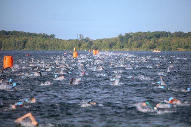 Leipzig - Triathlon-Premiere in Leipzig: Willy Hirsch und Caroline Pohle gewinnen Ironman 70.3, Leipziger Geschwister auf Platz 2 (Teil 2) 23.08.2026 ab 8 Uhr Stadtgebiet Leipzig und Umland Fotograf: EHL Media Erik-Holm Langhof Am Sonntagmorgen startete am Cospudener See erstmals ein Ironman 70.3 in Leipzig. Sportamtsleiterin Katja Büchel gab um 8 Uhr den Startschuss für die männlichen Profis, fünf Minuten später folgten die Profi-Frauen sowie weitere Minuten später Hunderte Amateur-Sportler. Insgesamt nahmen rund 2.500 Triathleten an der Veranstaltung teil. Vor ihnen lagen 1,9 Kilometer Schwimmen, 90 Kilometer Radfahren durch das Leipziger Neuseenland sowie ein abschließender Halbmarathon insgesamt rund 113 Kilometer. Schlussendlich setzte sich bei den Männern Wilhelm Willy Hirsch durch und gewann die Leipziger Premiere. Der Leipziger Triathlet Rico Bogen belegte den zweiten Platz, der Franzose Pierre Dupuy kam auf Platz drei. Das Rennen der Frauen entschied Caroline Pohle für sich. Bogens Schwester Bianca Bogen erreichte ebenfalls Platz zwei. Auf den dritten Podestplatz bei den Frauen kam Brooke Gillies aus Großbritannien. Leipzig Sachsen Deutschland *** Leipzig Triathlon Debut in Leipzig: Willy Hirsch and Caroline Pohle Win the Ironman 70.3, Leipzig Siblings Take Second Place Part 2 August 23, 2026, starting at 8 a.m. Leipzig city area and surrounding region Photographer: EHL Media, Erik Holm Langhof On Sunday morning, the first-ever Ironman 70.3 in Leipzig kicked off at Lake Cospuden. Katja Büchel, head of the sports department, the starting signal for the men’s pro field at 8 a.m.; the women’s pro field followed five minutes later, and hundreds of amateur athletes set off a few minutes after that. A total of around 2,500 triathletes took part in the event. Ahead of them lay a 1.9-kilometer swim, a 90-kilometer bike ride through the Leipzig Neuseenland, and a concluding half-marathon—a total of about 113 kilometers. In the end, Wilhelm Willy Hirsch prevailed in the men’s race and won the Leipzig premiere. Leipzig-based triathlete Rico Bogen took second place, while France’s Pierre Dupuy came in third. Caroline Pohle won the women’s race. Bogen’s sister, Bianca Bogen, also took second place. Brooke Gillies from Great Britain claimed the third spot on the women’s podium. Leipzig, Saxony, Germany Copyright: xEHLxMedia Erik-HolmxLanghofx 20260823_ironman-leipzig_2