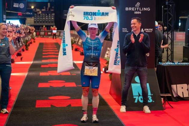 Leipzig - Triathlon-Premiere in Leipzig: Willy Hirsch und Caroline Pohle gewinnen Ironman 70.3, Leipziger Geschwister auf Platz 2 (Teil 2) 23.08.2026 ab 8 Uhr¨Stadtgebiet Leipzig und Umland ¨Fotograf: EHL Media Erik-Holm Langhof Im Foto: Caroline Pohle, Erster Platz Am Sonntagmorgen startete am Cospudener See erstmals ein Ironman 70.3 in Leipzig. Sportamtsleiterin Katja Büchel gab um 8 Uhr den Startschuss für die männlichen Profis, fünf Minuten später folgten die Profi-Frauen sowie weitere Minuten später Hunderte Amateur-Sportler. Insgesamt nahmen rund 2.500 Triathleten an der Veranstaltung teil. Vor ihnen lagen 1,9 Kilometer Schwimmen, 90 Kilometer Radfahren durch das Leipziger Neuseenland sowie ein abschließender Halbmarathon insgesamt rund 113 Kilometer. Schlussendlich setzte sich bei den Männern Wilhelm Willy Hirsch durch und gewann die Leipziger Premiere. Der Leipziger Triathlet Rico Bogen belegte den zweiten Platz, der Franzose Pierre Dupuy kam auf Platz drei. Das Rennen der Frauen entschied Caroline Pohle für sich. Bogens Schwester Bianca Bogen erreichte ebenfalls Platz zwei. Auf den dritten Podestplatz bei den Frauen kam Brooke Gillies aus Großbritannien. Leipzig Sachsen Deutschland *** Leipzig Triathlon Debut in Leipzig: Willy Hirsch and Caroline Pohle Win the Ironman 70.3, Leipzig Siblings Take Second Place Part 2 August 23, 2026, starting at 8 a.m.¨Leipzig City Area and Surrounding Region¨Photographer: EHL Media Erik Holm Langhof Pictured: Caroline Pohle, First Place On Sunday morning, an Ironman 70.3 took place for the first time in Leipzig at Lake Cospuden. Katja Büchel, head of the sports department, gave the starting signal for the men’s professional field at 8 a.m., followed five minutes later by the professional women and, a few minutes after that, by hundreds of amateur athletes. A total of around 2,500 triathletes took part in the event. Ahead of them lay a 1.9-kilometer swim, a 90-kilometer bike ride through the Leipzig Neuseenland, and a concluding half-marathon—a total of about 113 kilometers. In the end, Wilhelm Willy Hirsch prevailed in the men’s race and won the Leipzig premiere. Leipzig triathlete Rico Bogen took second place, while Frenchman Pierre Dupuy came in third. Caroline Pohle won the women’s race. Bogen’s sister, Bianca Bogen, also took second place. Brooke Gillies from Great Britain claimed the third spot on the women’s podium. Leipzig, Saxony, Germany Copyright: xEHLxMedia Erik-HolmxLanghofx 20260823_ironman-leipzig_21