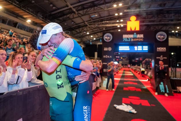 Leipzig - Triathlon-Premiere in Leipzig: Willy Hirsch und Caroline Pohle gewinnen Ironman 70.3, Leipziger Geschwister auf Platz 2 (Teil 2) 23.08.2026 ab 8 Uhr¨Stadtgebiet Leipzig und Umland ¨Fotograf: EHL Media Erik-Holm Langhof Im Foto: Wilhelm Willy Hirsch und Caroline Pohle, beide Erster Platz Am Sonntagmorgen startete am Cospudener See erstmals ein Ironman 70.3 in Leipzig. Sportamtsleiterin Katja Büchel gab um 8 Uhr den Startschuss für die männlichen Profis, fünf Minuten später folgten die Profi-Frauen sowie weitere Minuten später Hunderte Amateur-Sportler. Insgesamt nahmen rund 2.500 Triathleten an der Veranstaltung teil. Vor ihnen lagen 1,9 Kilometer Schwimmen, 90 Kilometer Radfahren durch das Leipziger Neuseenland sowie ein abschließender Halbmarathon insgesamt rund 113 Kilometer. Schlussendlich setzte sich bei den Männern Wilhelm Willy Hirsch durch und gewann die Leipziger Premiere. Der Leipziger Triathlet Rico Bogen belegte den zweiten Platz, der Franzose Pierre Dupuy kam auf Platz drei. Das Rennen der Frauen entschied Caroline Pohle für sich. Bogens Schwester Bianca Bogen erreichte ebenfalls Platz zwei. Auf den dritten Podestplatz bei den Frauen kam Brooke Gillies aus Großbritannien. Leipzig Sachsen Deutschland *** Leipzig Triathlon Debut in Leipzig: Willy Hirsch and Caroline Pohle Win the Ironman 70.3, Leipzig Siblings Take Second Place Part 2 August 23, 2026, starting at 8 a.m.¨Leipzig City Area and Surrounding Region ¨Photographer EHL Media Erik Holm Langhof Pictured: Wilhelm Willy Hirsch and Caroline Pohle, both first-place finishers. On Sunday morning, the first-ever Ironman 70.3 in Leipzig kicked off at Lake Cospuden. Katja Büchel, head of the sports department, gave the starting signal for the men’s professional field at 8 a.m., followed five minutes later by the professional women and, a few more minutes after that, by hundreds of amateur athletes. A total of around 2,500 triathletes participated in the event. Ahead of them lay a 1.9-kilometer swim, a 90-kilometer bike ride through the Leipzig Neuseenland, and a concluding half-marathon—a total of about 113 kilometers. In the end, Wilhelm Willy Hirsch prevailed in the men’s race and won the Leipzig premiere. Leipzig triathlete Rico Bogen took second place, while France’s Pierre Dupuy came in third. Caroline Pohle won the women’s race. Bogen’s sister, Bianca Bogen, also took second place. Brooke Gillies from Great Britain claimed the third spot on the women’s podium. Leipzig, Saxony, Germany Copyright: xEHLxMedia Erik-HolmxLanghofx 20260823_ironman-leipzig_22