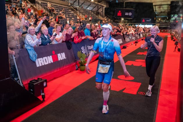Leipzig - Triathlon-Premiere in Leipzig: Willy Hirsch und Caroline Pohle gewinnen Ironman 70.3, Leipziger Geschwister auf Platz 2 (Teil 2) 23.08.2026 ab 8 Uhr¨Stadtgebiet Leipzig und Umland ¨Fotograf: EHL Media Erik-Holm Langhof Im Foto: Caroline Pohle, Erster Platz Am Sonntagmorgen startete am Cospudener See erstmals ein Ironman 70.3 in Leipzig. Sportamtsleiterin Katja Büchel gab um 8 Uhr den Startschuss für die männlichen Profis, fünf Minuten später folgten die Profi-Frauen sowie weitere Minuten später Hunderte Amateur-Sportler. Insgesamt nahmen rund 2.500 Triathleten an der Veranstaltung teil. Vor ihnen lagen 1,9 Kilometer Schwimmen, 90 Kilometer Radfahren durch das Leipziger Neuseenland sowie ein abschließender Halbmarathon insgesamt rund 113 Kilometer. Schlussendlich setzte sich bei den Männern Wilhelm Willy Hirsch durch und gewann die Leipziger Premiere. Der Leipziger Triathlet Rico Bogen belegte den zweiten Platz, der Franzose Pierre Dupuy kam auf Platz drei. Das Rennen der Frauen entschied Caroline Pohle für sich. Bogens Schwester Bianca Bogen erreichte ebenfalls Platz zwei. Auf den dritten Podestplatz bei den Frauen kam Brooke Gillies aus Großbritannien. Leipzig Sachsen Deutschland *** Leipzig Triathlon Debut in Leipzig: Willy Hirsch and Caroline Pohle Win the Ironman 70.3, Leipzig Siblings Take Second Place Part 2 August 23, 2026, starting at 8 a.m.¨Leipzig City Area and Surrounding Region ¨Photographer EHL Media Erik Holm Langhof Pictured: Caroline Pohle, First Place: On Sunday morning, the first-ever Ironman 70.3 in Leipzig kicked off at Lake Cospuden. Katja Büchel, head of the sports department, gave the starting signal for the male professionals at 8 a.m., followed five minutes later by the professional women and, a few minutes after that, by hundreds of amateur athletes. A total of around 2,500 triathletes took part in the event. Ahead of them lay a 1.9-kilometer swim, a 90-kilometer bike ride through the Leipzig Neuseenland, and a concluding half-marathon—a total of about 113 kilometers. In the end, Wilhelm Willy Hirsch prevailed in the men’s race and won the Leipzig premiere. Leipzig triathlete Rico Bogen took second place, while France’s Pierre Dupuy came in third. Caroline Pohle won the women’s race. Bogen’s sister, Bianca Bogen, also took second place. Brooke Gillies from Great Britain claimed the third spot on the women’s podium. Leipzig, Saxony, Germany Copyright: xEHLxMedia Erik-HolmxLanghofx 20260823_ironman-leipzig_23